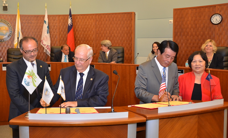 Photo of the signing ceremony with Sister City, Henchun, Taiwan.