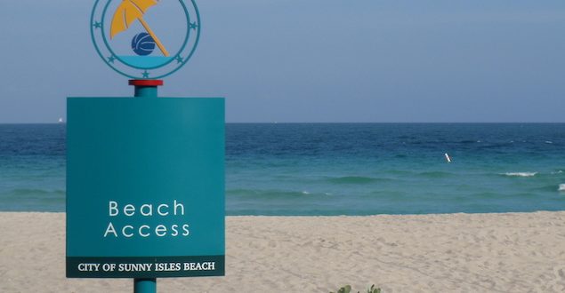 Beach access sign marking the path to the beach.